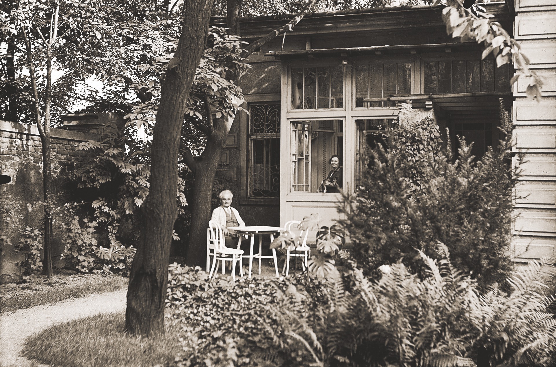 02 LJ pred domkem se Zdenkou 1927